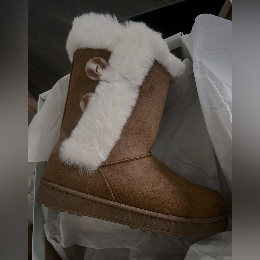 New in Box Fuzzy Chestnut platform boots